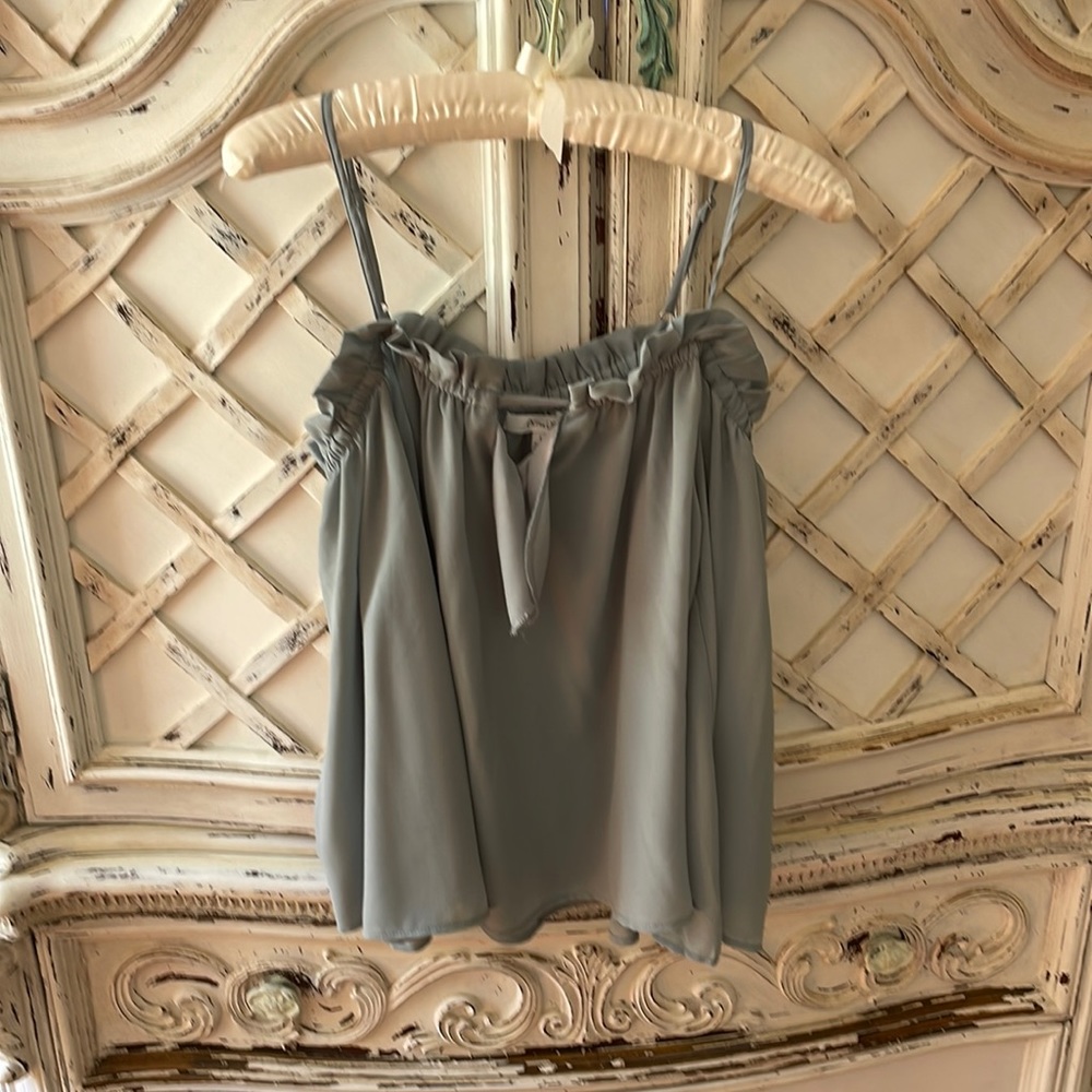 Active USA top has sleeves
